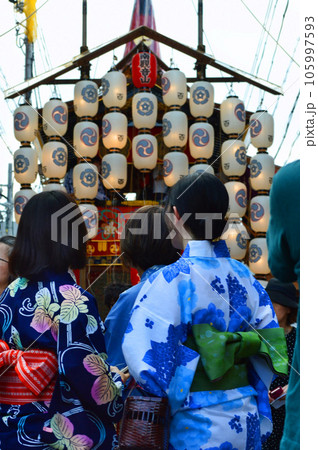 京都祇園祭 後祭の宵々山に歩く新町通り 105997593