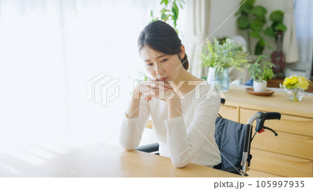 車椅子に乗る落ち込む女性 車椅子に乗る落ち込む女性 105997935