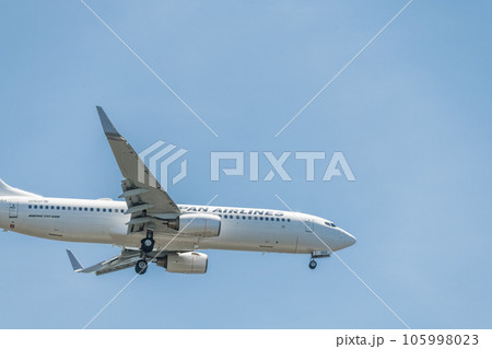 【城南島海浜公園上空から着陸態勢のJAL機】 【城南島海浜公園上空から着陸態勢のJAL機】 105998023