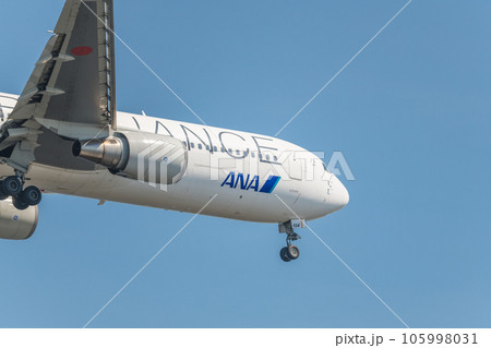 【城南島海浜公園上空から着陸態勢のANA機スターアライアンス】 105998031