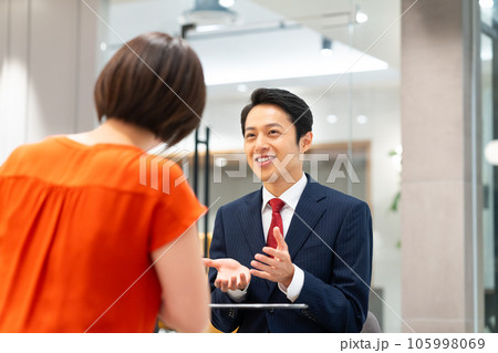 若い女性に営業するビジネスマン 撮影協力:WEEK芝大門(サンフロンティア不動産) 若い女性に営業するビジネスマン 撮影協力:WEEK芝大門(サンフロンティア不動産) 105998069