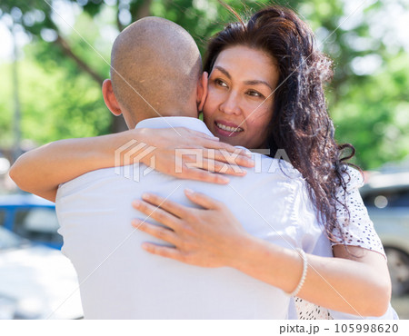 Man and woman hugging Man and woman hugging 105998620