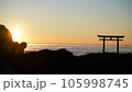 鳥居と初日の出 105998745