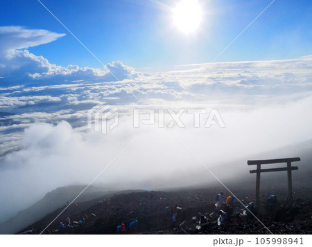 富士山頂の雲海と鳥居 富士山頂の雲海と鳥居 105998941