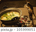 囲炉裏の鍋と魚 105999051