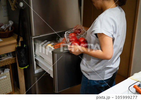冷蔵庫からトマトを出す主婦 105999277