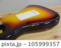 使い込まれたエレキギター 105999357