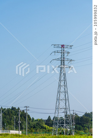 送電線の鉄塔 送電線の鉄塔 105999832