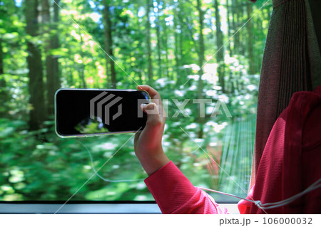 旅行 イメージ 車窓から写真を撮る 旅行 イメージ 車窓から写真を撮る 106000032