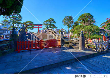 秋の神奈川県鎌倉市 鶴岡八幡宮の太鼓橋を境内側から見る 秋の神奈川県鎌倉市 鶴岡八幡宮の太鼓橋を境内側から見る 106000249