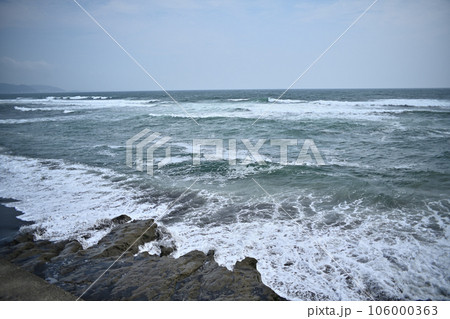台風が過ぎ去った翌日の稲村ヶ崎海岸の波 台風が過ぎ去った翌日の稲村ヶ崎海岸の波 106000363