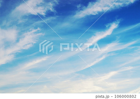 夕暮れの空に広がる巻雲（すじ雲）の風景 106000802