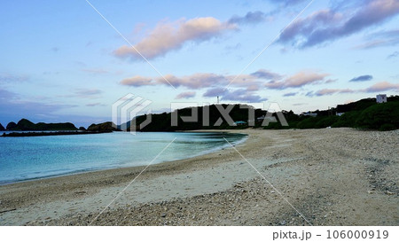 沖縄県阿嘉島の前浜ビーチから写した朝の海の風景 沖縄県阿嘉島の前浜ビーチから写した朝の海の風景 106000919
