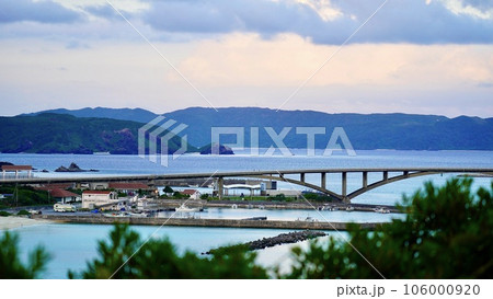 沖縄県慶良間諸島阿嘉島の天城展望台から見える阿嘉大橋と安室島と渡嘉敷島 106000920