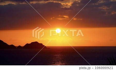 沖縄県慶良間諸島阿嘉島の天城展望台から見た夕焼けと久場島 106000921