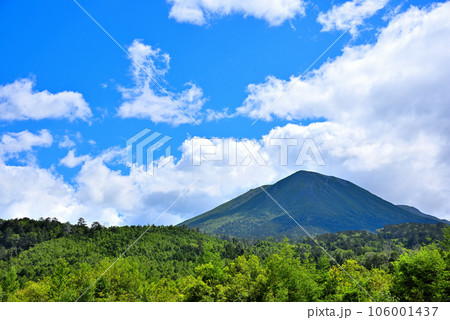 《岐阜県》高山市高根町　夏の青空と御嶽山継子岳 106001437