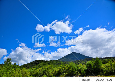《岐阜県》高山市高根町 夏の青空と御嶽山継子岳 《岐阜県》高山市高根町 夏の青空と御嶽山継子岳 106001439