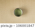 抹茶入り抹茶茶碗を畳の上に置く 106001847