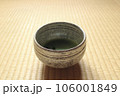 抹茶入り抹茶茶碗を畳の上に置く 106001849