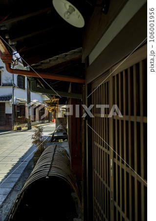 秋の竹原町並み保存地区 格子窓のと裸電球の街灯 秋の竹原町並み保存地区 格子窓のと裸電球の街灯 106001956