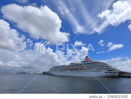 青空と白い雲の下の豪華客船 青空と白い雲の下の豪華客船 106002008