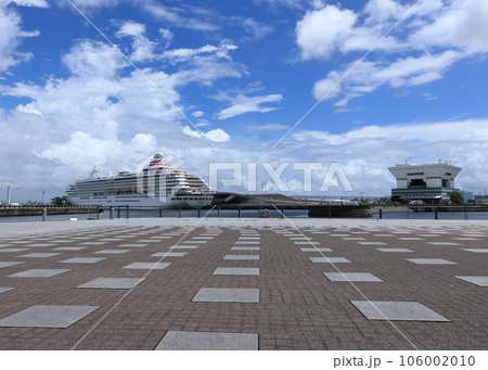 夏空の下に停泊する豪華客船 夏空の下に停泊する豪華客船 106002010