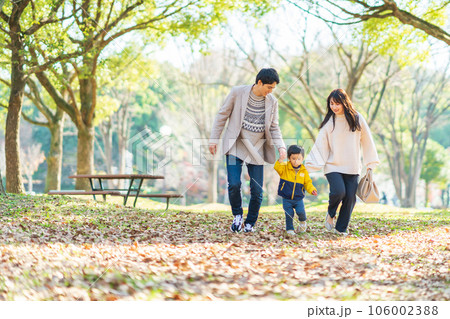秋の公園で遊ぶ家族 106002388
