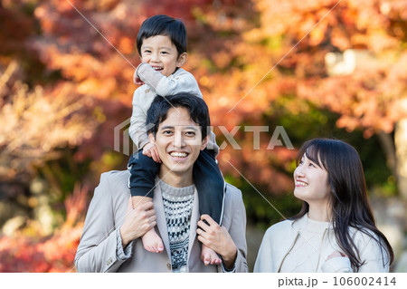 紅葉を楽しむ家族 106002414