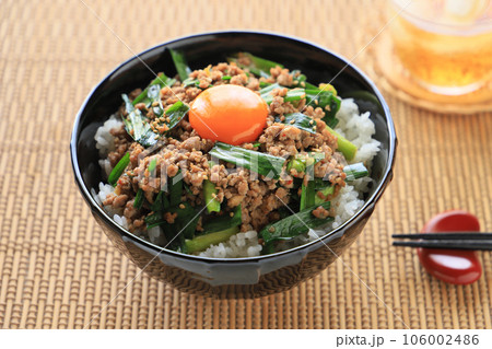豚ひき肉とニラのスタミナ丼 106002486