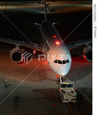 空港の夜景 トーイング中の出発便 羽田空港第三ターミナル 空港の夜景 トーイング中の出発便 羽田空港第三ターミナル 106002586