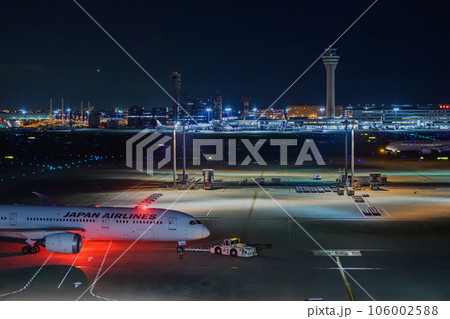 空港の夜景 トーイング中の出発便 羽田空港第三ターミナル 空港の夜景 トーイング中の出発便 羽田空港第三ターミナル 106002588