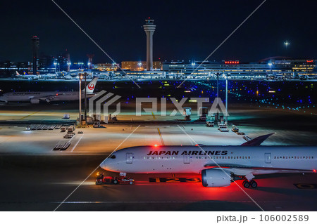 空港の夜景 トーイング中の出発便 羽田空港第三ターミナル 空港の夜景 トーイング中の出発便 羽田空港第三ターミナル 106002589