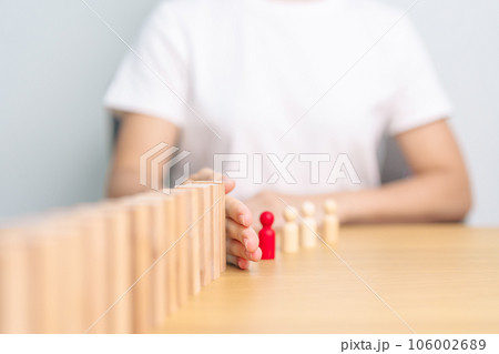 Hand stop falling wood domino blocks on table. Crisis, fall Business, Risk management, Economic recession, Strategy and solutions concept 106002689
