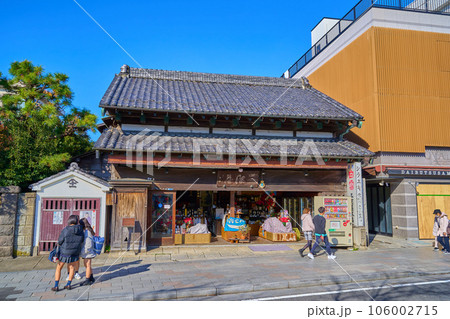 秋の神奈川県鎌倉市 段葛付近の若宮大路沿道の三河屋本店(景観重要建築物)酒店 秋の神奈川県鎌倉市 段葛付近の若宮大路沿道の三河屋本店(景観重要建築物)酒店 106002715