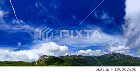 北アルプス三俣蓮華岳山頂からの山々　黒部五郎岳と雲ノ平全景　薬師岳遠景 106002800