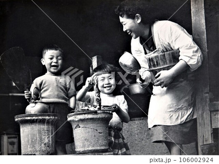 お母さんと七輪で焼き魚は楽しいな。 106002924