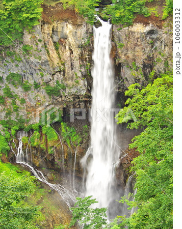 夏の日光　深緑に包まれた華厳の滝と虹 106003312