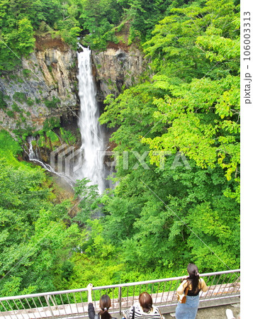 夏の日光　深緑に包まれた華厳の滝と虹を観瀑台から臨む 106003313