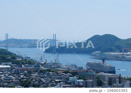 長崎港に停泊しているクイーンエリザベス号 106003365