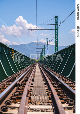 真っすぐに伸びる線路 真っすぐに伸びる線路 106003869