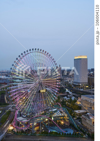観覧車が見える横浜ランドマークの夜景 106004110