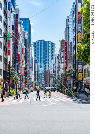 【東京都】様々なお店が並ぶ池袋の東口 106004123
