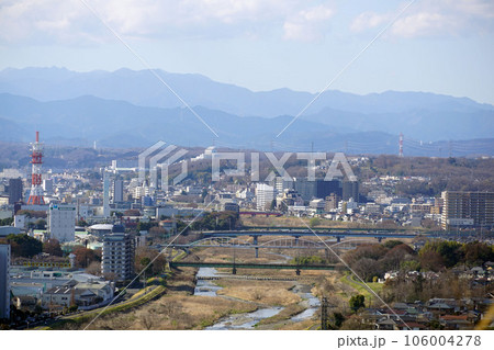 都立長沼公園近くの山道から見らみた浅川と八王子方面の遠望 都立長沼公園近くの山道から見らみた浅川と八王子方面の遠望 106004278