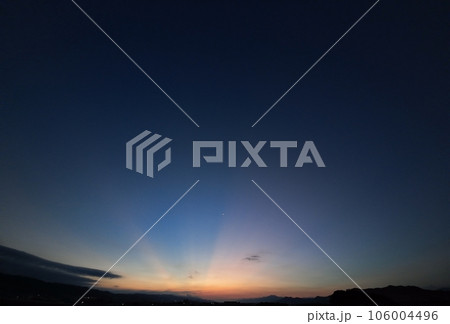 薄明光線が現れた夜明け空・夏・超広角・空主体・230813am 106004496