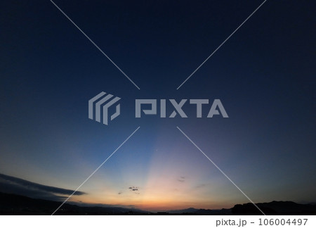 薄明光線が現れた夜明け空・夏・超広角・空主体・230813am 106004497