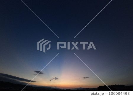 薄明光線が現れた夜明け空・夏・超広角・空主体・230813am 106004498