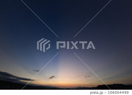 薄明光線が現れた夜明け空・夏・超広角・空主体・230813am 106004499