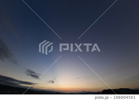 薄明光線が現れた夜明け空・夏・超広角・空主体・230813am 106004501