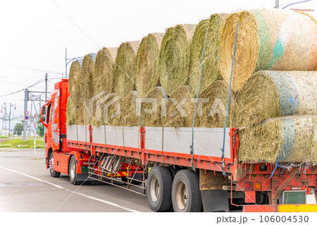 麦稈ロールを運ぶトラック 106004530