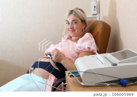 A fetal cardiac monitoring device for pregnant women. Pregnancy cardiac monitoring. STV test. Fetal cardiac monitor in pregnant women. Fetal cardiography. A fetal cardiac monitoring device for pregnant women. Pregnancy cardiac monitoring. STV test. Fetal cardiac monitor in pregnant women. Fetal cardiography. 106005969